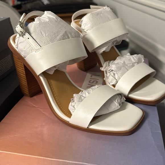 Lisa Vicky Oasis Slingback Sandal Ankle Strap White 7 1/2 Heels NIB - Picture 1 of 5